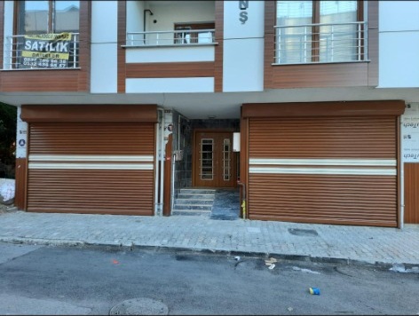 Çiftli kahverengi ahşap desenli otomatik dükkan kepengi