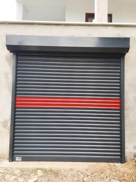 Kırmızı şeritli otomatik çelik garaj kepengi