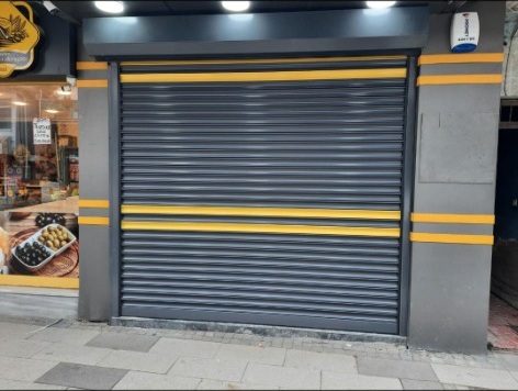 Sarı şeritli mağaza ve dükkan sarmal kepengi