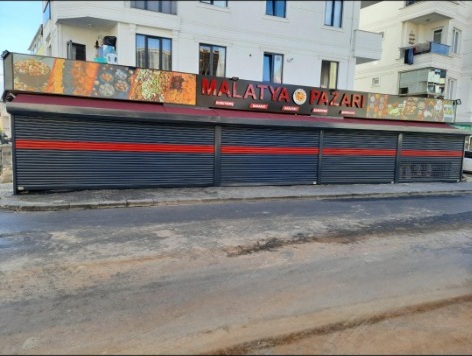 Mağaza kırmızı şeritli otomatik kepenk montajı